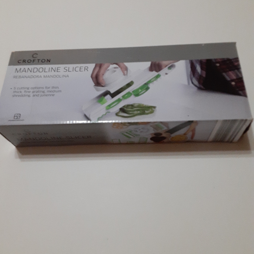 Crofton mandoline slicer for kitchen with 5 blades for various cutting options